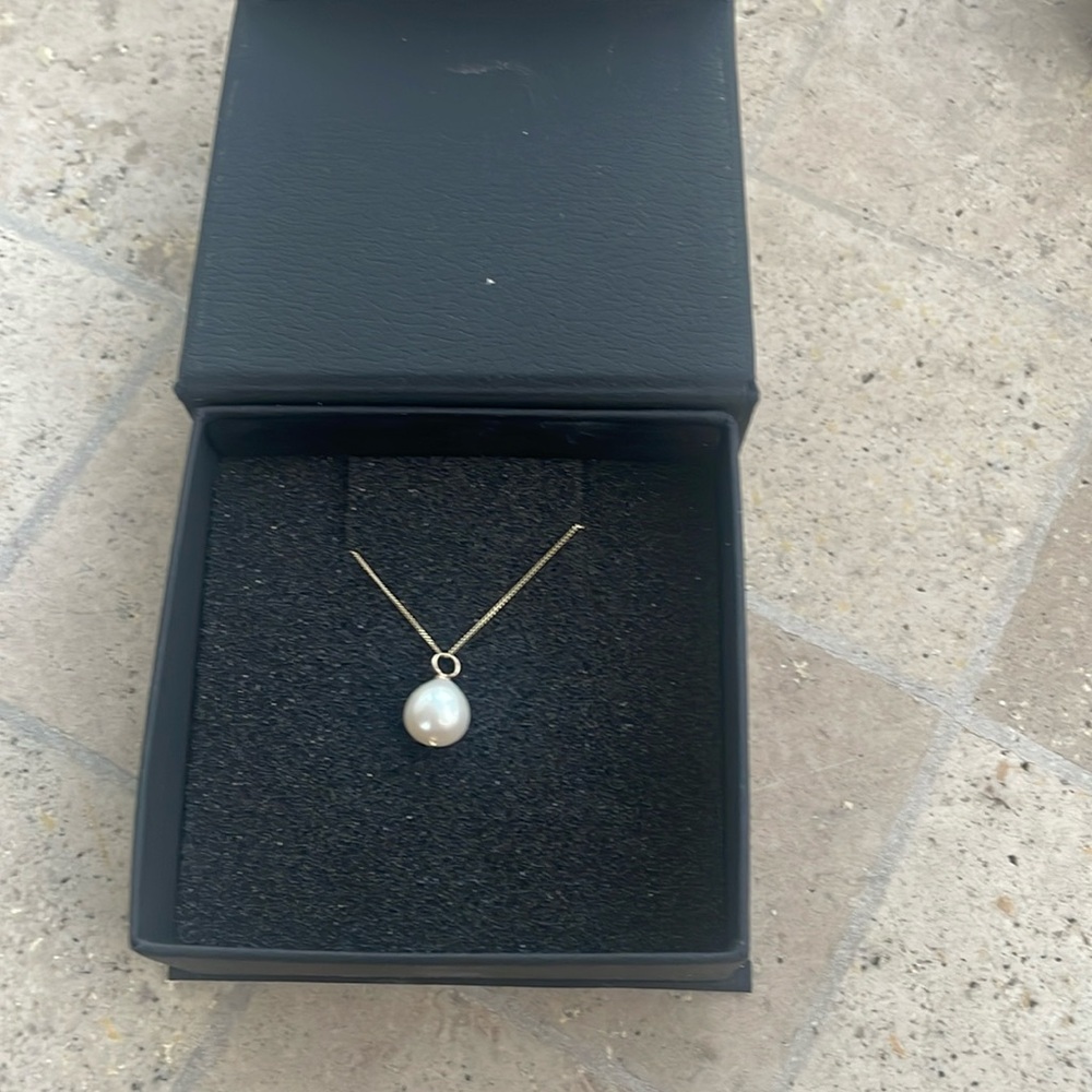 LILY & ROO- Gold large single pearl necklace - new with no tag